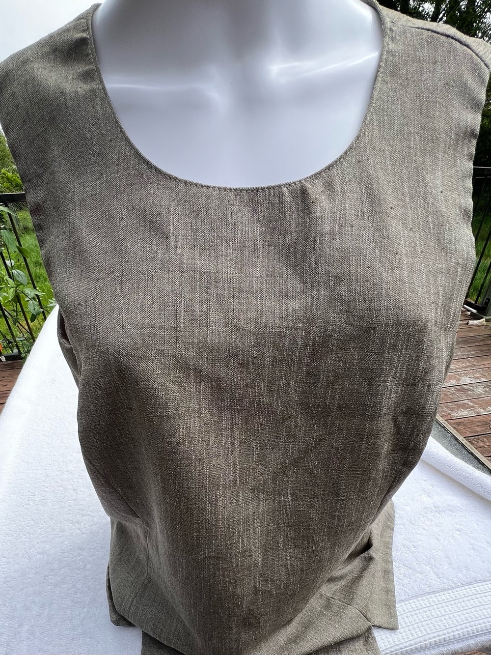 Scoop Neck Linen-Blend Top in Taupe. Solid Scoop Neck Sleeveless Top. Size 12.